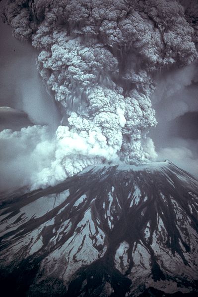 Vulkánkitörések megváltoztathatják az éghajlatot. A Mount St. Helens kitörése 1980. május 18-án. (http://hu.wikipedia.org/wiki/Tűzhányó).