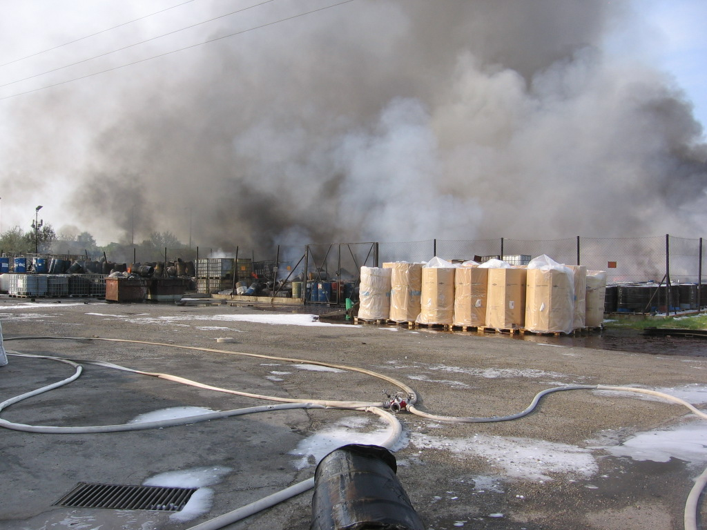 3.24. ábra. Veszélyes hulladék égető nyílttéri tározójában keletkezett tűz.
